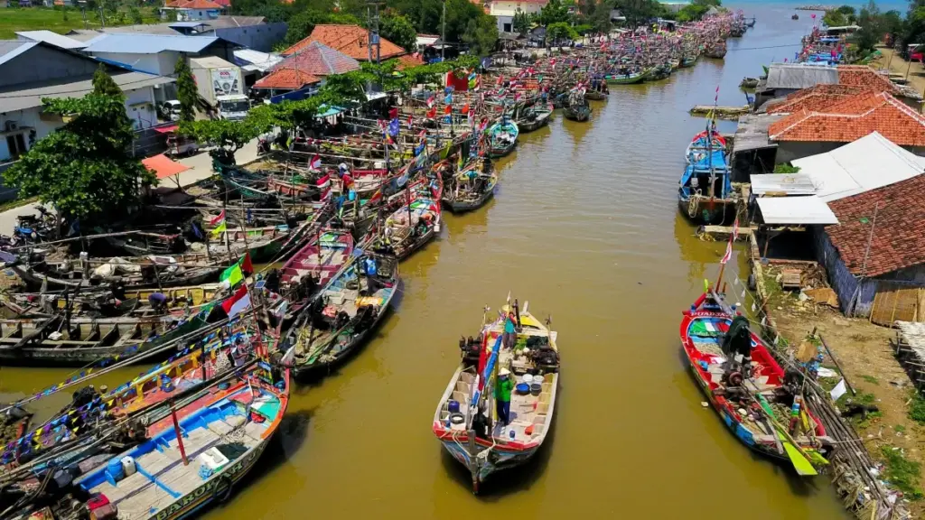Ispaniyada WhatsApp orqali clean beauty brendini ko‘tarish uchun kreatorlarni qanday topish va hamkorlik o‘rnatish — huquqiy, to‘lov va amaliy samara tahlili bilan.