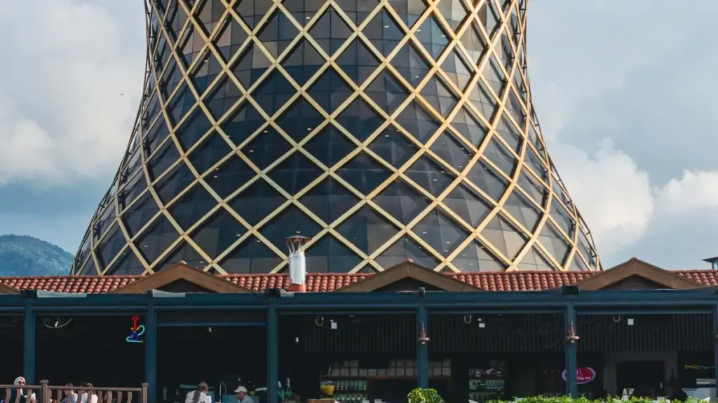 Oman bozorida Roposo yaratuvchilarini topish va ularni SaaS sinovlariga jalb qilish uchun amaliy strategiyalar, lokal tahlil va konkret qadamlar.