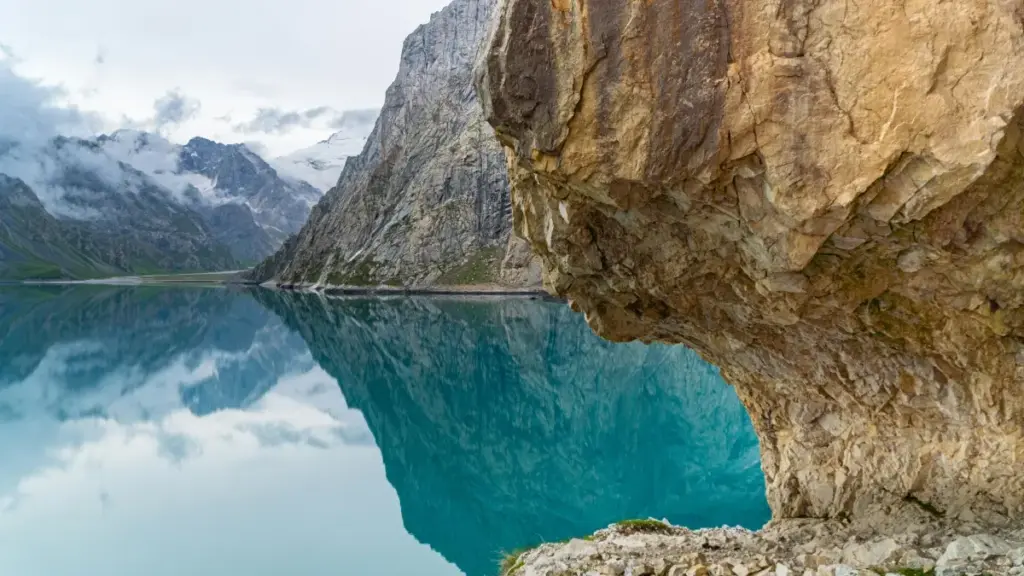 Shimoliy Makedoniya Facebook-kreatorlarini topib, creator-led tutorial seriyasini ishga tushirish uchun amaliy qadamlar, filtrlar va xatoliklardan saqlanish bo‘yicha lokal va strategik qo‘llanma.