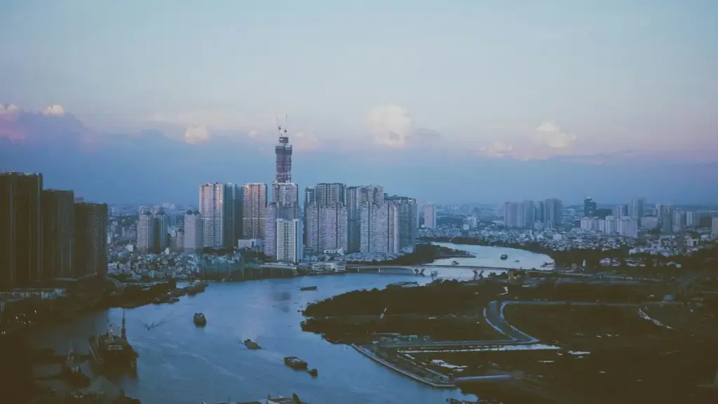 Uzbekistanlik yaratuvchilar uchun Twitch orqali Vyetnam brendlari bilan ishlashning amaliy yo‘llari, pitch namunasi, narx sozlamalari va xavflar — real misollar va trend tahlili.